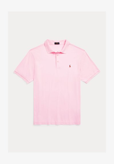 Šviesiai rožinė polo marškinėliai trumpomis rankovėmis, su sagotu apykakle, pagaminti iš lygaus medvilnės audinio. Krūtinėje matyti mažas raudonas logotipas.