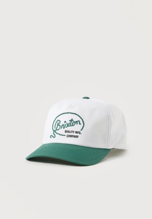 Weiße und grüne Baseballkappe mit einem aufgestickten "Brixton Quality Mfg. Company" Logo auf dem vorderen Panel.