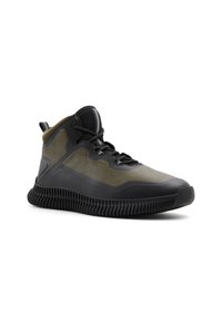 Zapatillas altas que combinan materiales en negro y verde oliva, con suela de goma texturizada y costuras detalladas en la parte superior.