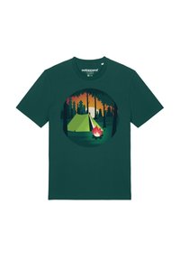 Groene katoenen t-shirt met een circulaire afbeelding van een camping, met een tent, kampvuur, bomen en een zonsondergang in levendige kleuren.