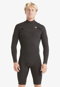 Traje de neopreno negro con mangas largas y piernas cortas, que cuenta con un cierre frontal y un diseño elegante y aerodinámico. Acabado texturizado y detalles de costura reforzada.