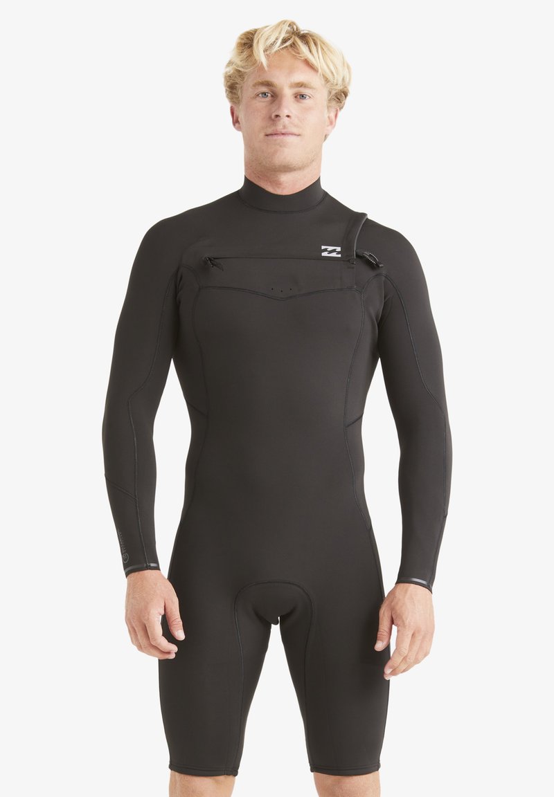 Traje de neopreno negro con mangas largas y piernas cortas, que cuenta con un cierre frontal y un diseño elegante y aerodinámico. Acabado texturizado y detalles de costura reforzada.