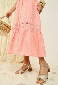 Friends Like These WIDE - PLAIT CROSS STRAP BLOCK  - Sandaalit nilkkaremmillä - gold