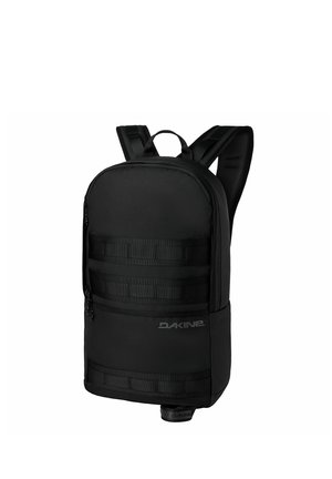 Sac à dos Dakine noir avec bretelles rembourrées, boucles en sangle à l'avant, poignée supérieure et poche latérale sur fond blanc.