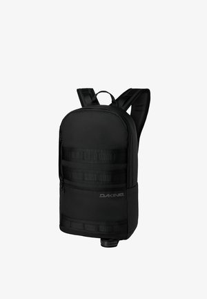 Sac à dos Dakine noir avec bretelles rembourrées, boucles en sangle à l'avant, poignée supérieure et poche latérale sur fond blanc.