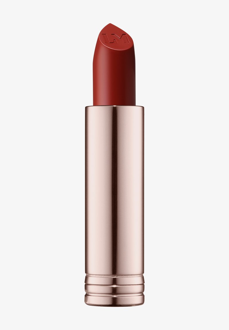 Rød leppestift i et elegant, metallisk rosegullrør. Spissen har en spiss tupp med et preget logo. Jevn tekstur og rik farge.