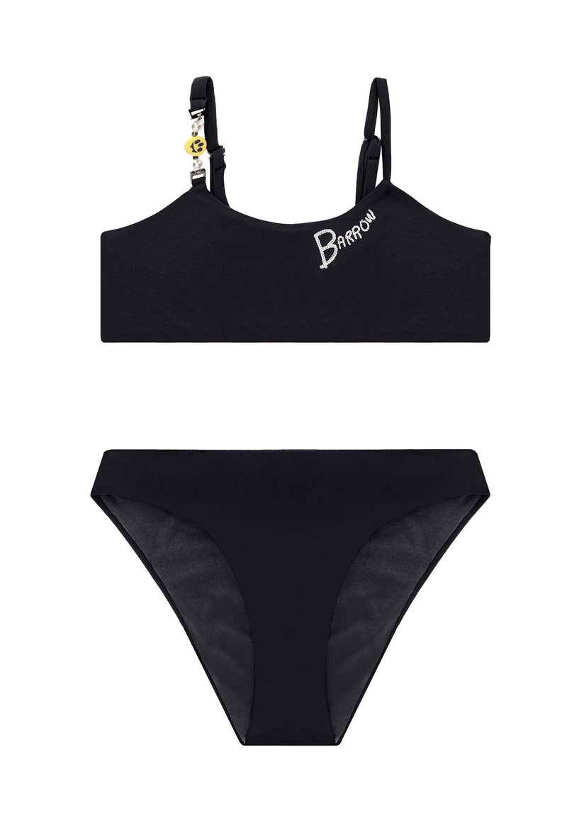 Set bikini nero composto da un top corto con spalline regolabili e una chiusura con accento in argento, abbinato a slip classici a vita alta.