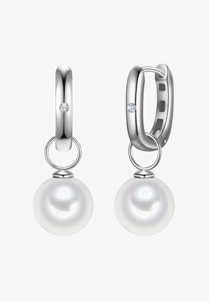 Sidabriniai apskriti auskarai su lygiu paviršiumi, turintys kabančią didelę baltą perlą ir mažą įmontuotą akmenuką.