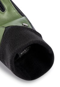 Schwarze gestrickte Handschuhe mit grünen Lederakzenten, ausgestattet mit einem silbernen Druckknopf-Detail und einem Etikett mit der Aufschrift "ROECKL MÜNCHEN" im Inneren.