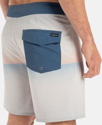 Herren Badeshorts in Hellgrau mit horizontalen Streifen. Blaue Gesäßtasche mit Knopfverschluss. Elastischer Bund.