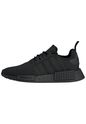 Czarny sneaker Adidas NMD z dzianą cholewką, trzema paskami po boku, czarną teksturowaną podeszwą i pętelką na pięcie.