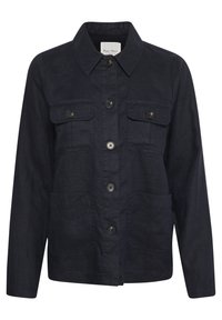 Chaqueta azul marina con cierre de botones, dos bolsillos en el pecho y cuello con solapa. Hecha de una tela texturizada, con botones negros.