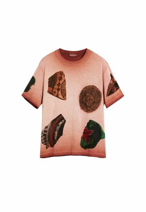 Ružové tričko s krátkym rukávom s rôznymi potlačenými vzormi, vrátane struktúrovaných, farebných tvarov a dizajnov, s okrúhlym výstrihom a voľným strihom.