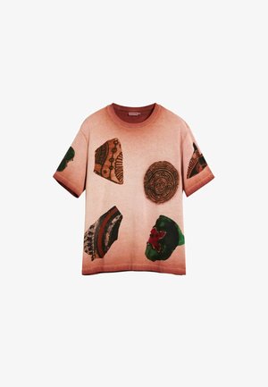 Ružové tričko s krátkym rukávom s rôznymi potlačenými vzormi, vrátane struktúrovaných, farebných tvarov a dizajnov, s okrúhlym výstrihom a voľným strihom.