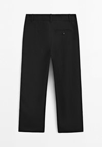 Pantaloni formali neri con passanti per cintura e una tasca posteriore con bottone, mostrati distesi su sfondo bianco.