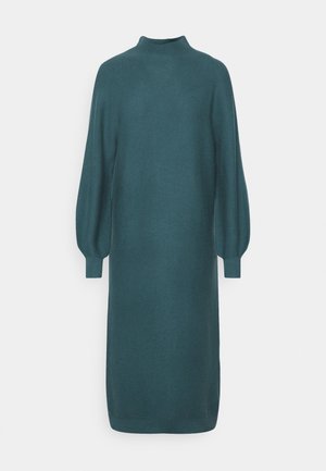 Robe midi en maille vert sarcelle à manches longues avec col montant et manches bouffantes, présentée sur fond blanc uni.