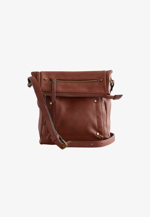 Barna bőr keresztpántos táska cipzáras tetejével, elülső zsebbel, aranyszínű fémrakásokkal és állítható pánttal; varrott díszítések és szegecsek jellemzik.