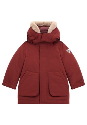 Raudonas parkas su dirbtiniu kailiu aptrauktą kapišonu, dviem priekinėmis kišenėmis ir trikampiu logotipu ant rankovės. Turi lygų išorės paviršių ir laisvą siluetą.