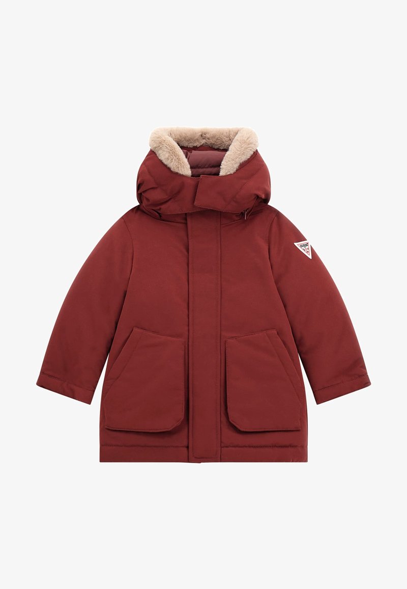 Raudonas parkas su dirbtiniu kailiu aptrauktą kapišonu, dviem priekinėmis kišenėmis ir trikampiu logotipu ant rankovės. Turi lygų išorės paviršių ir laisvą siluetą.