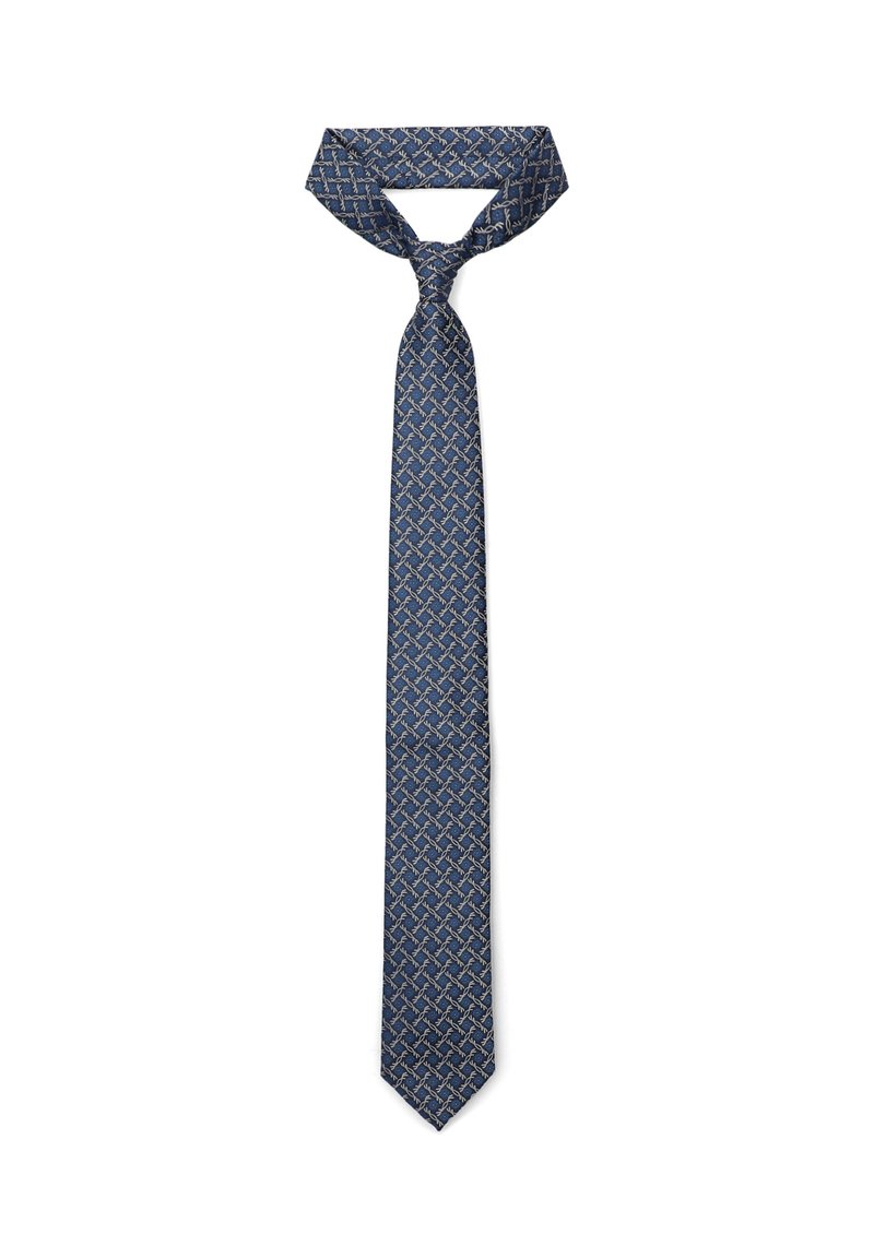 Niebieski jedwabny krawat z symetrycznym geometrycznym wzorem przeplatających się beżowych i białych kształtów, zawiązany na białym tle.