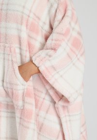 Hoodie oversize in pile con motivo a quadri rosa e bianco; presenta una grande tasca frontale e materiale morbido e texturizzato.