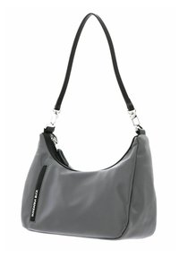 Sac à bandoulière en nylon gris à texture lisse, forme incurvée, sangle en cuir noir, ferrures argentées et poche latérale zippée avec logo.