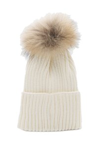 Roomkleurige geribbelde gebreide muts met omgeslagen boord en grote, pluizige beige pompon bovenop.