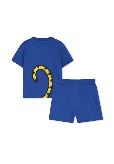 Ensemble comprenant une chemise bleue à manches courtes et un short assorti, avec un motif de queue rayée jaune et noire au dos de la chemise.
