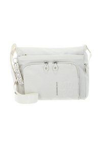 Sac de messager blanc en tissu texturé, avec deux compartiments zippés, une sangle réglable et un logo embossé sur le devant.