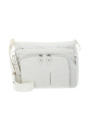 Sac de messager blanc en tissu texturé, avec deux compartiments zippés, une sangle réglable et un logo embossé sur le devant.