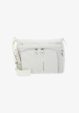 Sac de messager blanc en tissu texturé, avec deux compartiments zippés, une sangle réglable et un logo embossé sur le devant.