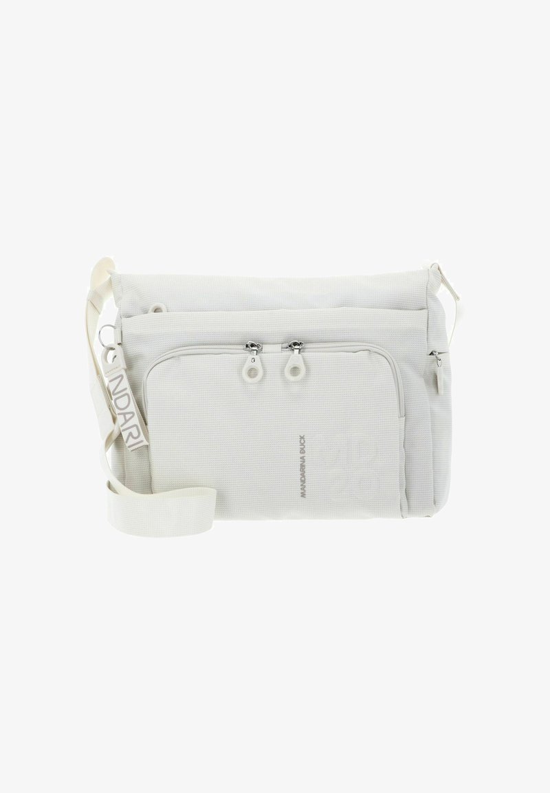 Sac de messager blanc en tissu texturé, avec deux compartiments zippés, une sangle réglable et un logo embossé sur le devant.