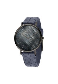 Ronde horloge met een zwarte metalen kast, een textuur donkerblauwe wijzerplaat en een geweven suède band. Voorzien van minimalistische zilveren uurmarkeringen en wijzers.