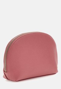 Borsa cosmetica rosa strutturata con parte superiore arrotondata, dotata di una cerniera dorata e una base piatta per garantire stabilità.