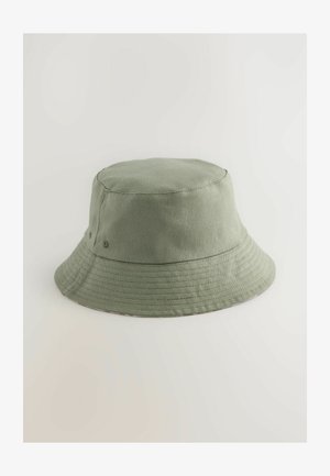 Žalias medvilnės kibirėlis su struktūriška, apvalia karūna, plačiu, žemyn nusileidžiančiu kraštu ir subtiliomis vertikaliomis siūlėmis.