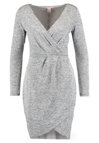 Robe à manches longues gris clair chiné avec décolleté en V, corsage cache-cœur et jupe à ourlet en tulipe.