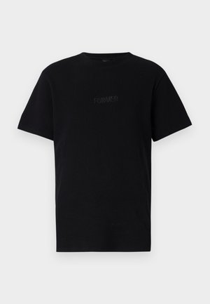 Schwarzes Baumwoll-T-Shirt mit kurzen Ärmeln, gerippter Textur, Rundhalsausschnitt und gesticktem "FORMER"-Logo auf der Vorderseite.