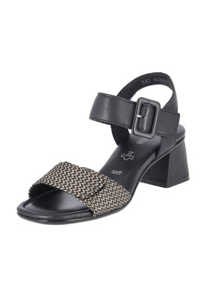 Zwarte hakken sandaal met brede geweven voorband, verstelbare enkelband, vierkante gesp en blokhak, ontworpen voor comfort met zachte leren binnenzool.