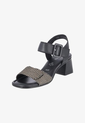 Sandalia negra con tacón, con una amplia tira frontal tejida, tira ajustable en el tobillo, hebilla cuadrada y tacón bloque, diseñada para la comodidad con plantilla de cuero suave.