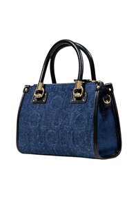 Sac en denim avec des accents en cuir noir, quincaillerie dorée, forme structurée et motif de logo embossé à l'avant. Deux courtes poignées.