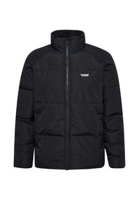 Giacca nera imbottita con colletto alto e zip frontale. Presenta una texture trapuntata e un dettaglio del logo sul petto. Adatta per il clima freddo.