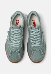 Strukturierte mintgrüne Sneaker mit ausgefransten Kanten, hellblauen Schnürsenkeln und einer beige Gummisohle; mit einem roten Logo auf der Innensohle.