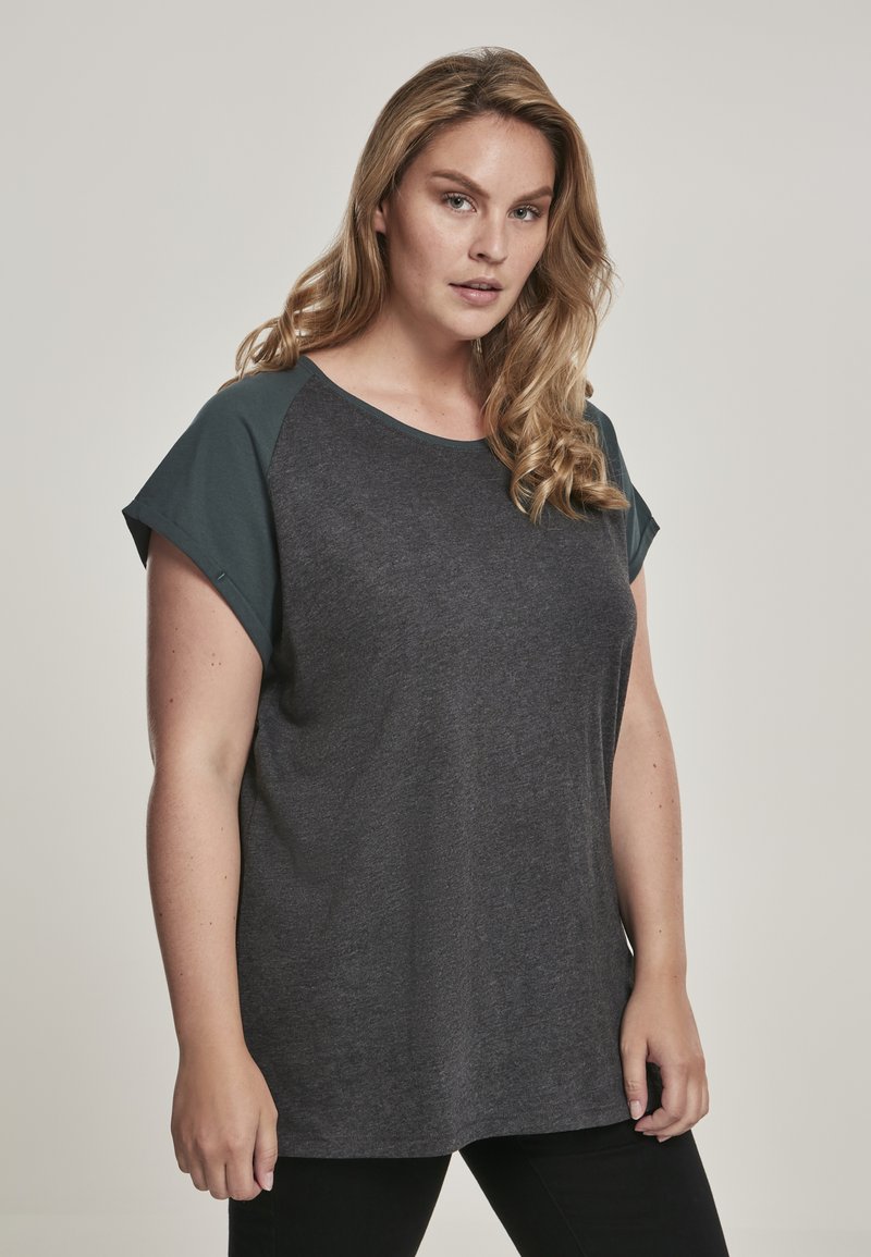 Koolgrijze t-shirt met korte mouwen, met donkergroene accenten op de schouders. Zacht stof, relaxte pasvorm, ronde halslijn.