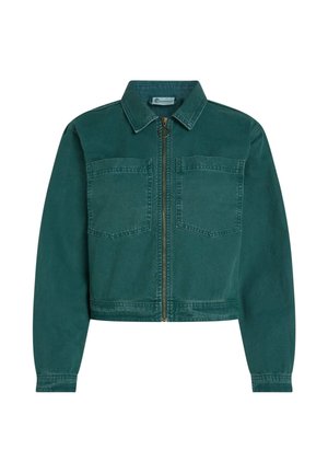 Giacca corta verde in denim, con chiusura a zip, due tasche sul petto e collo con revers. Tessuto liscio con cuciture minime.