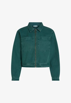Giacca corta verde in denim, con chiusura a zip, due tasche sul petto e collo con revers. Tessuto liscio con cuciture minime.