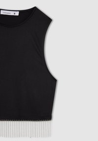 Czarny crop top wykonany z miękkiego materiału, z wysokim dekoltem, bez rękawów oraz ozdobnym frędzlami z metalowych koralików wzdłuż dolnego brzegu.