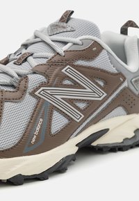 New Balance ML610 UNISEX - Trainers - brown
