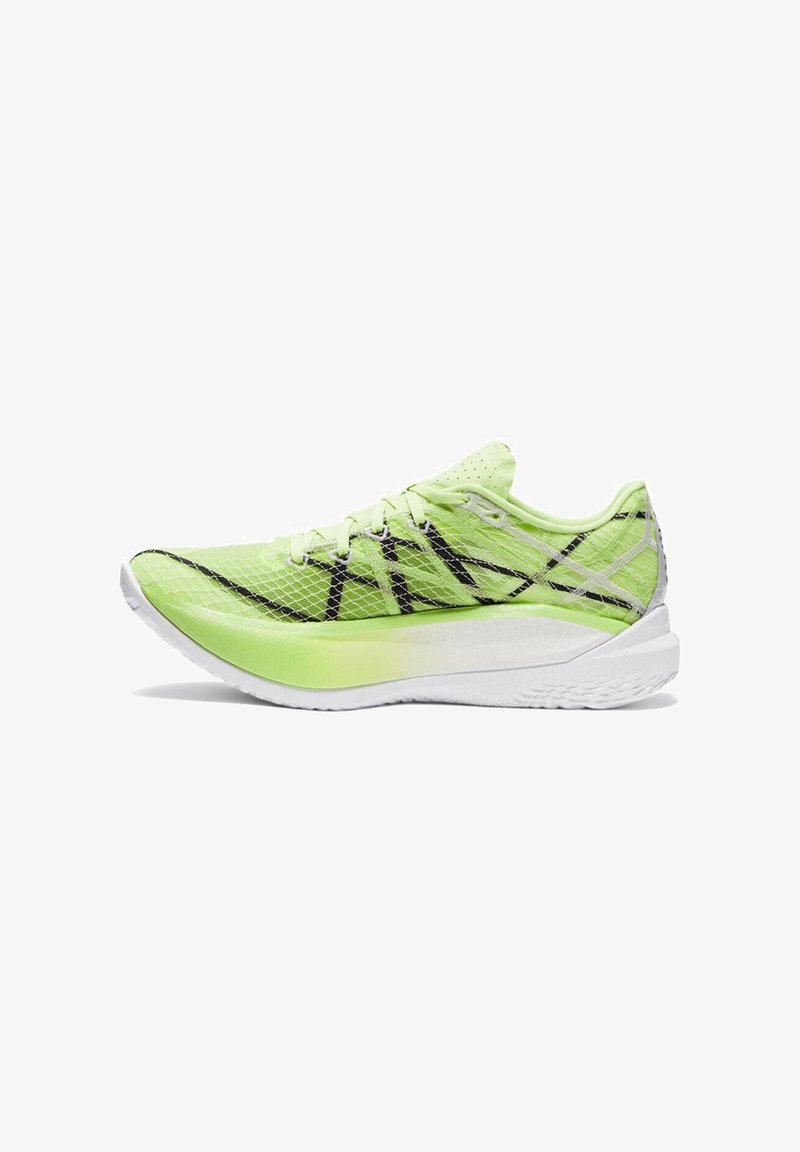 Baskets de course vert clair avec des lignes géométriques noires, semelle épaisse et rembourrée blanche, et fermeture à lacets, présentées de côté sur un fond blanc.