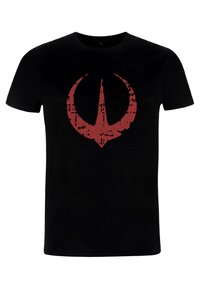 Sort bomulds-t-shirt med et slidt rødt logo-design i midten, rund hals og korte ærmer.