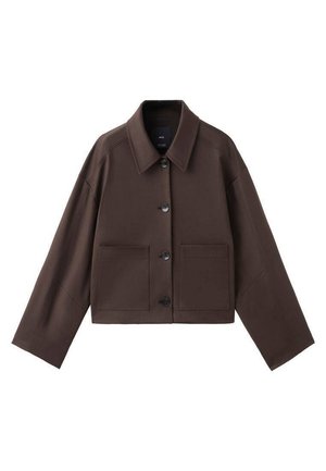 Giacca marrone, corta, con colletto a punta, grandi tasche frontali e chiusura a pulsante. Realizzata in un tessuto liscio con cuciture minime.